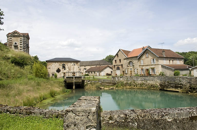 Vue d'ensemble depuis le sud-est. © Région Bourgogne-Franche-Comté, Inventaire du patrimoine Vue d'ensemble depuis le sud-est. © Région Bourgogne-Franche-Comté, Inventaire du patrimoine