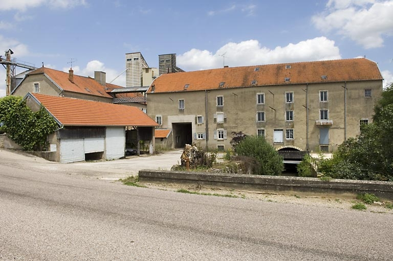 Vue d'ensemble depuis la route, à l'ouest. © Région Bourgogne-Franche-Comté, Inventaire du patrimoine