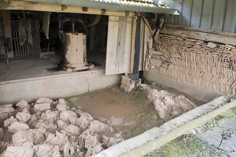 Fosse de "repos" et de malaxage de la terre. © Région Bourgogne-Franche-Comté, Inventaire du patrimoine
