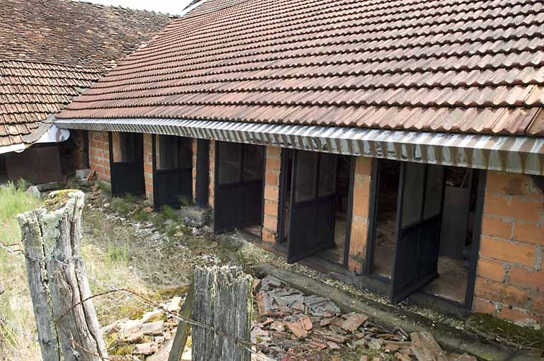 Façade ouest de l'atelier de fabrication. Panneaux orientables. © Région Bourgogne-Franche-Comté, Inventaire du patrimoine