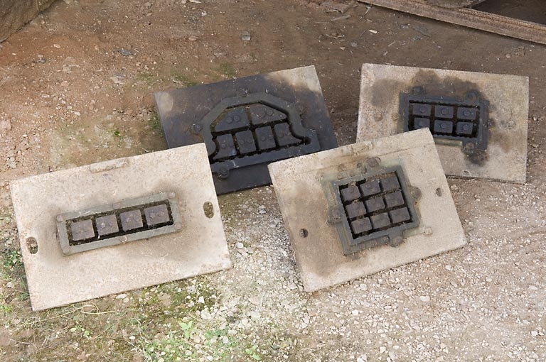Matrices pour briques de la mouleuse-étireuse. © Région Bourgogne-Franche-Comté, Inventaire du patrimoine