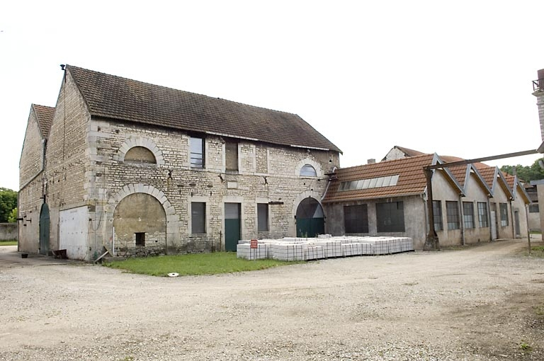 Bâtiment du haut fourneau est, et extension vus de trois quarts. © Région Bourgogne-Franche-Comté, Inventaire du patrimoine