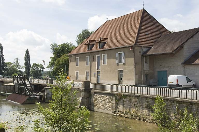 Vue d'ensemble depuis le nord-est. © Région Bourgogne-Franche-Comté, Inventaire du patrimoine Vue d'ensemble depuis le nord-est. © Région Bourgogne-Franche-Comté, Inventaire du patrimoine
