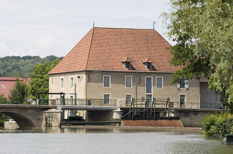 Vue d'ensemble en amont de la Saône. © Région Bourgogne-Franche-Comté, Inventaire du patrimoine Vue d'ensemble en amont de la Saône. © Région Bourgogne-Franche-Comté, Inventaire du patrimoine