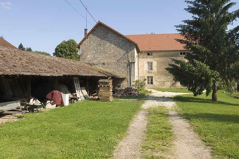 Appentis et logement patronal depuis l'entrée. © Région Bourgogne-Franche-Comté, Inventaire du patrimoine Appentis et logement patronal depuis l'entrée. © Région Bourgogne-Franche-Comté, Inventaire du patrimoine