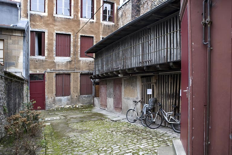 Détail du rez-de-chaussée de la façade postérieure du premier logis secondaire et des bûchers situés dans la deuxième cour. © Région Bourgogne-Franche-Comté, Inventaire du Patrimoine