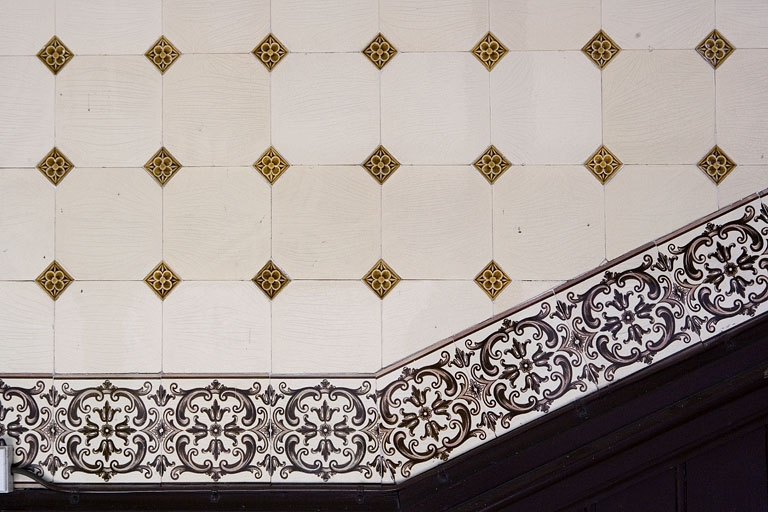 Détail d'un décor en faïence de la cage de l'escalier : bordure. © Région Bourgogne-Franche-Comté, Inventaire du Patrimoine