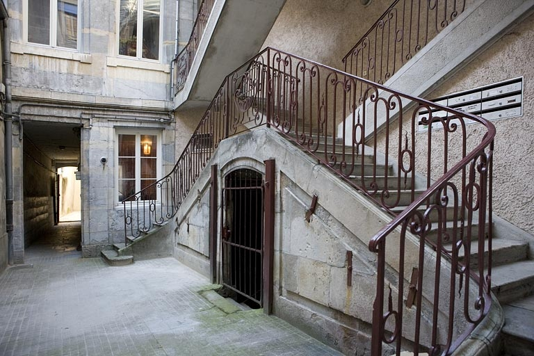 Vue d'ensemble du départ de l'escalier à cage ouverte sur cour. © Région Bourgogne-Franche-Comté, Inventaire du Patrimoine