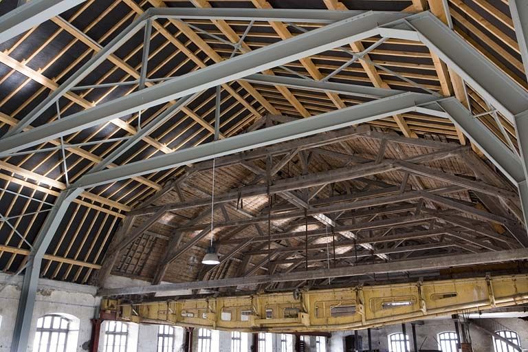 Atelier de préparation de la pâte. Reprise contemporaine de la charpente par fermes métalliques. © Région Bourgogne-Franche-Comté, Inventaire du patrimoine