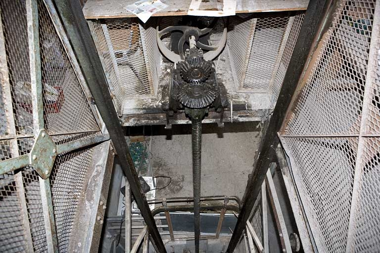 Atelier de préparation de la pâte. Monte-charge. Détail du système à vis. © Région Bourgogne-Franche-Comté, Inventaire du patrimoine