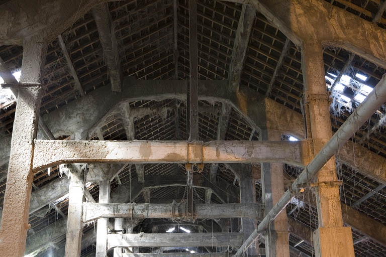 Atelier de trituration. Fermes en béton de la travée centrale. © Région Bourgogne-Franche-Comté, Inventaire du patrimoine