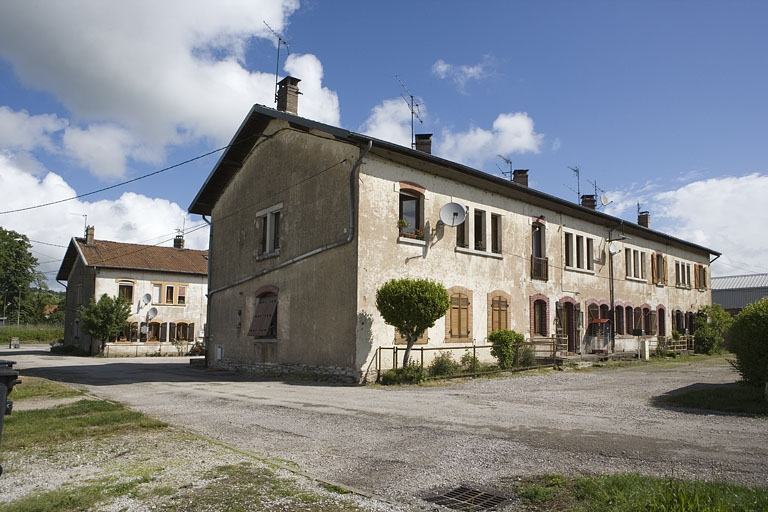 Cité ouvrière (rue Weibel). Vue rapprochée d'une façade postérieure. © Région Bourgogne-Franche-Comté, Inventaire du patrimoine