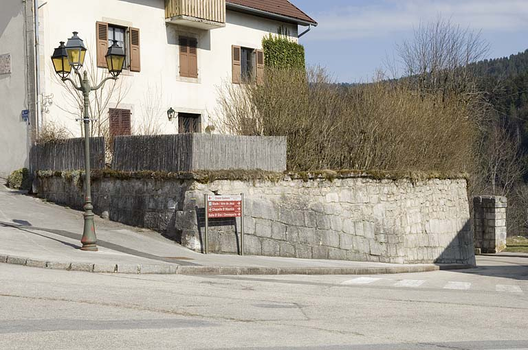 Enceinte à l'angle de la rue de l'Eglise et de la R.D. 423. © Région Bourgogne-Franche-Comté, Inventaire du patrimoine