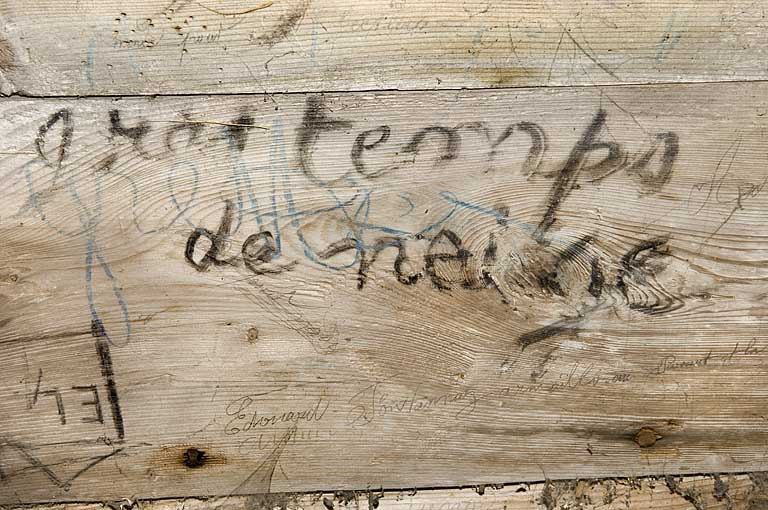 Intérieur, la chambre du berger, détail : inscription. © Région Bourgogne-Franche-Comté, Inventaire du patrimoine