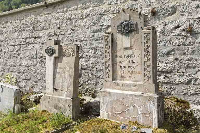 Vue générale des 11e et 12e tombeaux. © Région Bourgogne-Franche-Comté, Inventaire du patrimoine