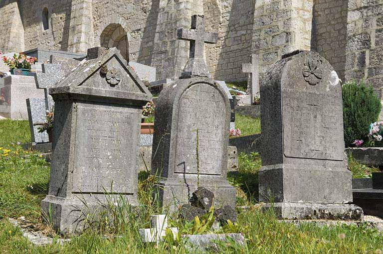 Vue d'ensemble des 5e, 6e et 7e tombeaux. © Région Bourgogne-Franche-Comté, Inventaire du patrimoine