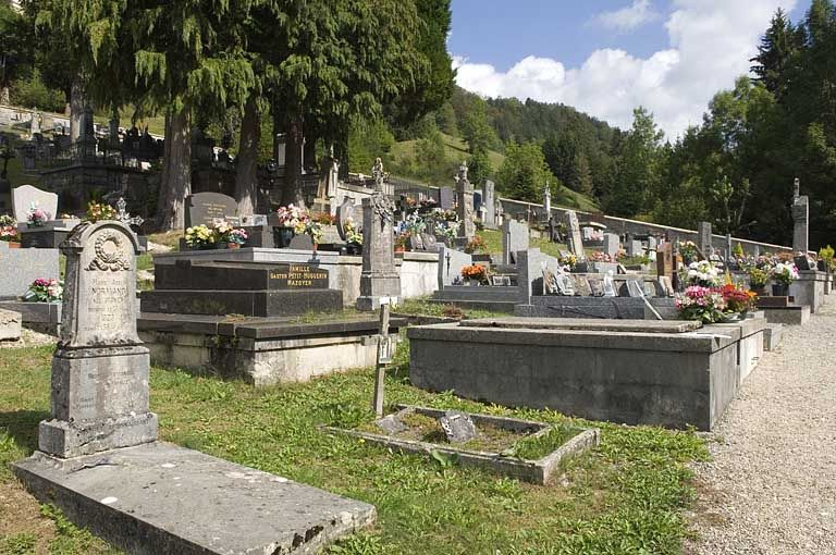 Le cimetière, vue du sud-est. © Région Bourgogne-Franche-Comté, Inventaire du patrimoine Le cimetière, vue du sud-est. © Région Bourgogne-Franche-Comté, Inventaire du patrimoine