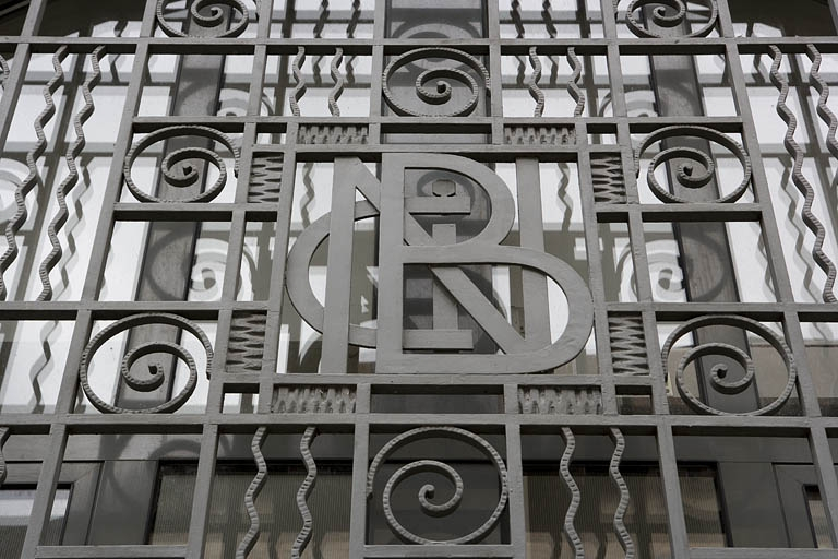 Détail de la ferronnerie d'une fenêtre du rez-de-chaussée. © Région Bourgogne-Franche-Comté, Inventaire du Patrimoine Détail de la ferronnerie d'une fenêtre du rez-de-chaussée. © Région Bourgogne-Franche-Comté, Inventaire du Patrimoine