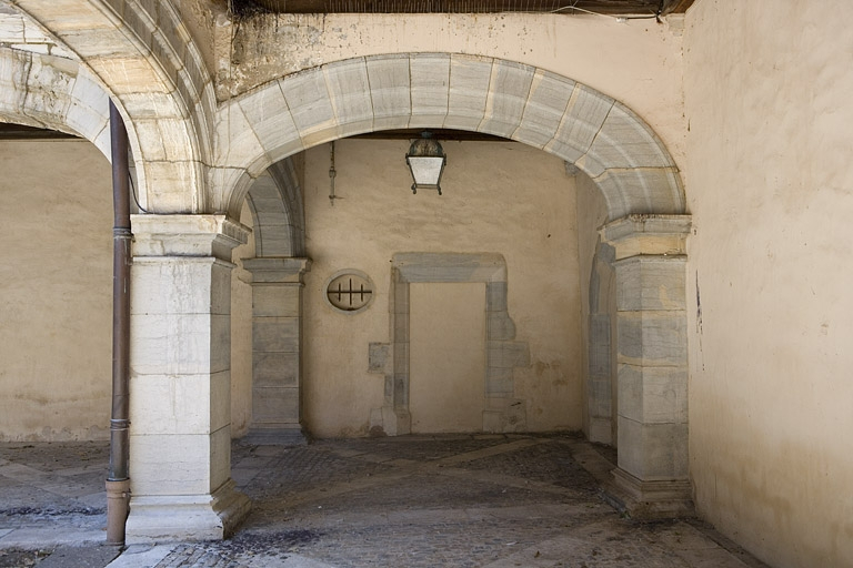 Détail de l'angle ouest du portique. © Région Bourgogne-Franche-Comté, Inventaire du Patrimoine Détail de l'angle ouest du portique. © Région Bourgogne-Franche-Comté, Inventaire du Patrimoine