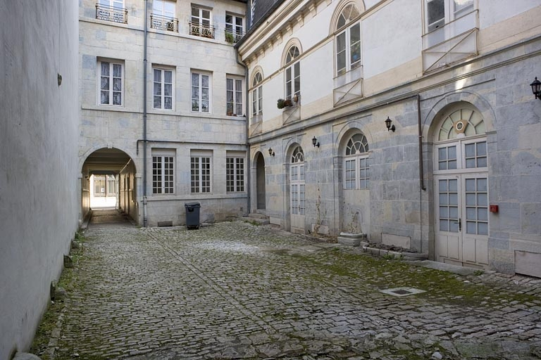 Façade postérieure du logis sur rue et aile sur cour : rez-de-chaussée et premier étage. © Région Bourgogne-Franche-Comté, Inventaire du Patrimoine