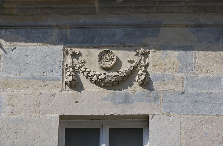 Hôtel en fond de cour : détail d'un décor sur la façade antérieure. © Région Bourgogne-Franche-Comté, Inventaire du Patrimoine