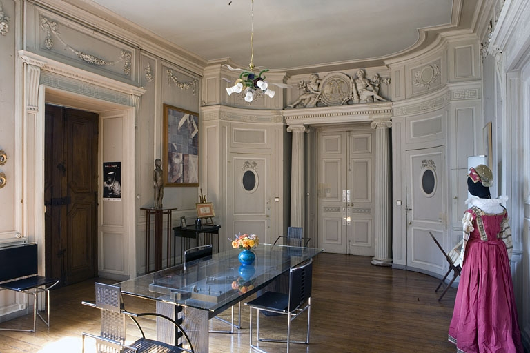 Hôtel en fond de cour, antichambre : vue d'ensemble depuis le fond de la pièce. © Région Bourgogne-Franche-Comté, Inventaire du Patrimoine