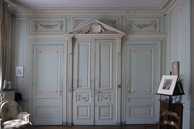 Hôtel en fond de cour, chambre à droite de l'antichambre (ancien petit salon) : lambris et porte donnant sur l'antichambre. © Région Bourgogne-Franche-Comté, Inventaire du Patrimoine