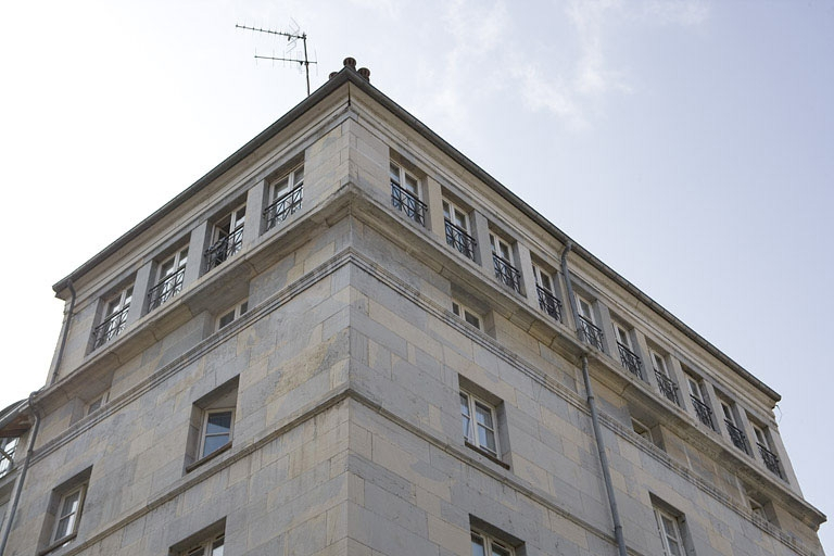 Vue d'ensemble de l'étage de surélévation de l'immeuble d'angle. © Région Bourgogne-Franche-Comté, Inventaire du Patrimoine