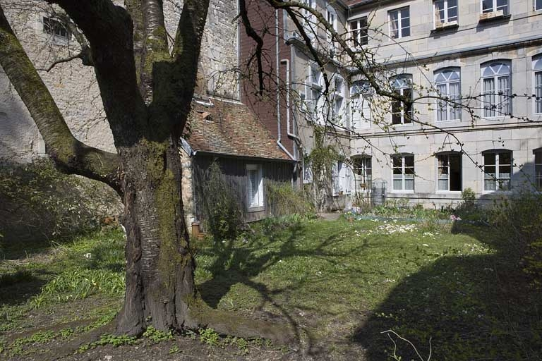 Vue partielle de la façade postérieure du logis secondaire depuis le fond du jardin. © Région Bourgogne-Franche-Comté, Inventaire du Patrimoine
