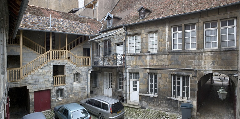 Vue d'ensemble de la façade postérieure du logis sur rue et de l'escalier à cage ouverte sur cour. © Région Bourgogne-Franche-Comté, Inventaire du Patrimoine