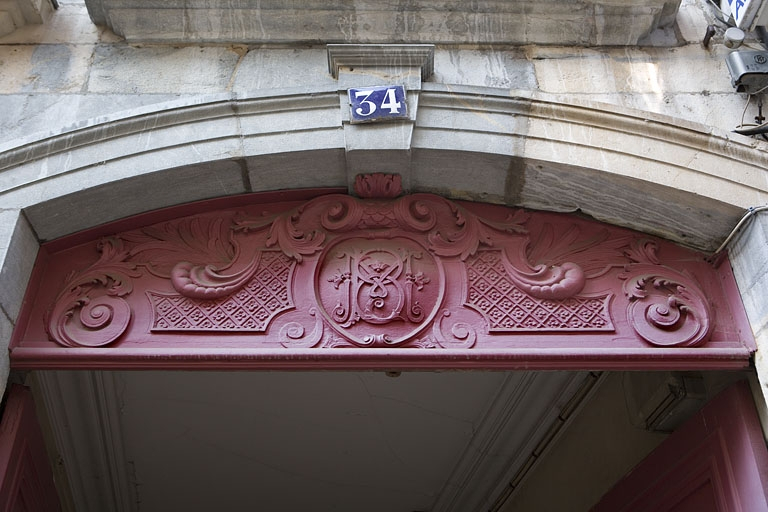 Détail du tympan en menuiserie du portail d'entrée. © Région Bourgogne-Franche-Comté, Inventaire du Patrimoine