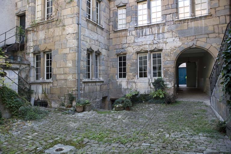 Rez-de-chaussée de la façade postérieure du logis, de trois quarts droit. © Région Bourgogne-Franche-Comté, Inventaire du Patrimoine