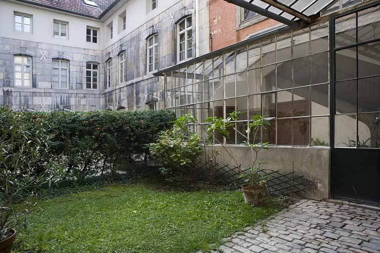 Vue d'ensemble des communs depuis l'entrée de la cour. © Région Bourgogne-Franche-Comté, Inventaire du Patrimoine