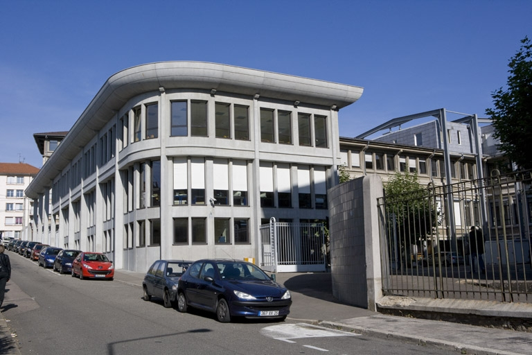 Bâtiment Coste, de trois quarts droite. © Région Bourgogne-Franche-Comté, Inventaire du patrimoine Bâtiment Coste, de trois quarts droite. © Région Bourgogne-Franche-Comté, Inventaire du patrimoine