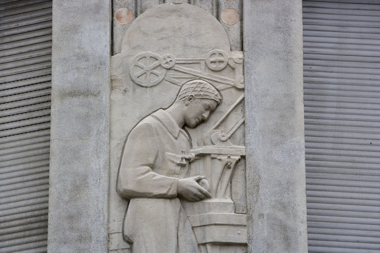 2e bas-relief : le mécanicien (détail). © Région Bourgogne-Franche-Comté, Inventaire du patrimoine