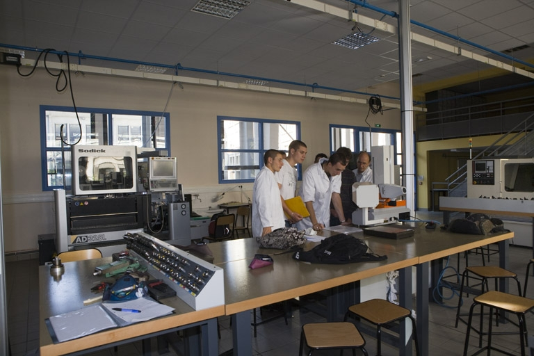 Traverse, atelier microtechnique 150 (1er étage) : groupe d'élèves. © Région Bourgogne-Franche-Comté, Inventaire du patrimoine Traverse, atelier microtechnique 150 (1er étage) : groupe d'élèves. © Région Bourgogne-Franche-Comté, Inventaire du patrimoine