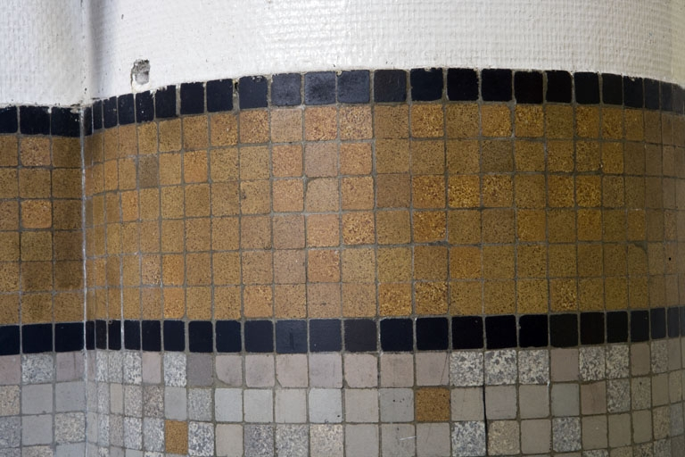 Corps d'entrée, grand escalier : détail de la mosaïque. © Région Bourgogne-Franche-Comté, Inventaire du patrimoine Corps d'entrée, grand escalier : détail de la mosaïque. © Région Bourgogne-Franche-Comté, Inventaire du patrimoine