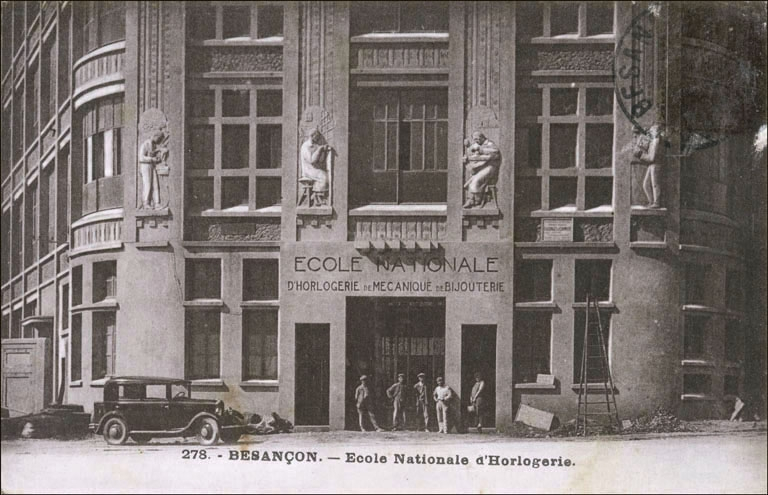 Besançon. - Ecole Nationale d'Horlogerie [l'entrée, avec des ouvriers], 1931 ou 1932. © Région Bourgogne-Franche-Comté, Inventaire du patrimoine