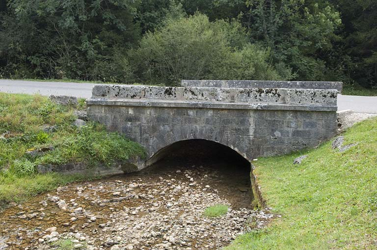 Pont sur la Jougnena (n°4), vue depuis l'amont. © Région Bourgogne-Franche-Comté, Inventaire du patrimoine