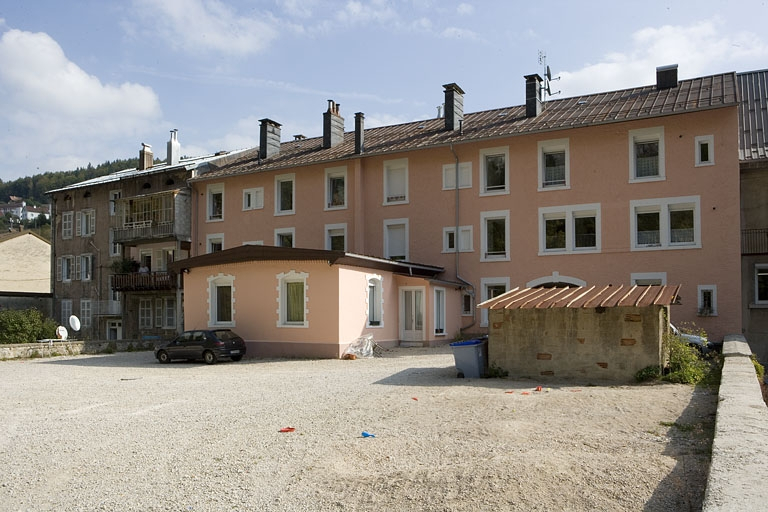 Façade postérieure, de trois quarts droite. © Région Bourgogne-Franche-Comté, Inventaire du patrimoine