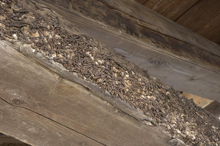 Clous sur l'une des poutres. Ces clous auraient autrefois servi à fixer le carton par lequel chaque famille réservait le lavoir pour sa grande lessive. © Région Bourgogne-Franche-Comté, Inventaire du patrimoine