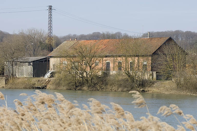 Magasin industriel depuis la rive gauche de la Saône. © Région Bourgogne-Franche-Comté, Inventaire du patrimoine