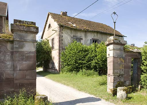 Piliers d'entrée et pavillon ouest. © Région Bourgogne-Franche-Comté, Inventaire du patrimoine