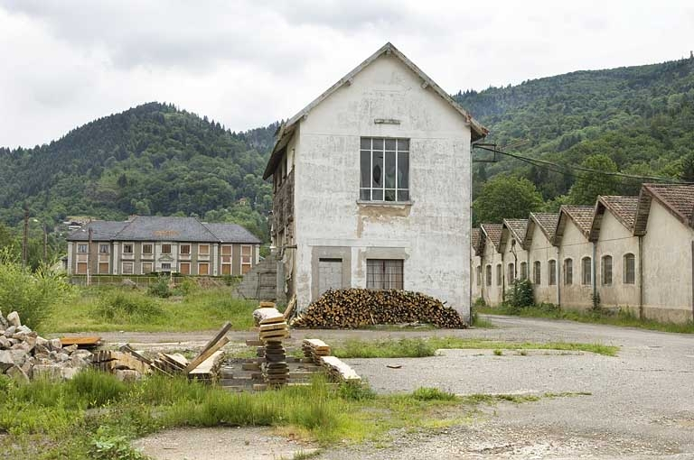 Bureaux, transformateur et atelier de fabrication depuis le sud-ouest. © Région Bourgogne-Franche-Comté, Inventaire du patrimoine