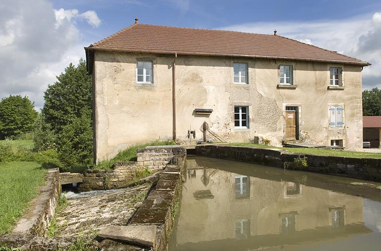 Le canal d'amenée et le moulin depuis le sud. © Région Bourgogne-Franche-Comté, Inventaire du patrimoine