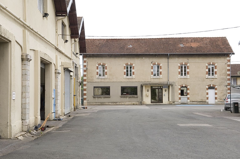 Atelier de fabrication et bureaux depuis la cour. © Région Bourgogne-Franche-Comté, Inventaire du patrimoine Atelier de fabrication et bureaux depuis la cour. © Région Bourgogne-Franche-Comté, Inventaire du patrimoine