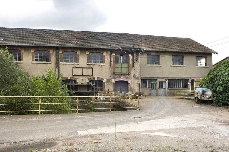 Façade ouest d'un atelier de fabrication (papeterie). © Région Bourgogne-Franche-Comté, Inventaire du patrimoine Façade ouest d'un atelier de fabrication (papeterie). © Région Bourgogne-Franche-Comté, Inventaire du patrimoine