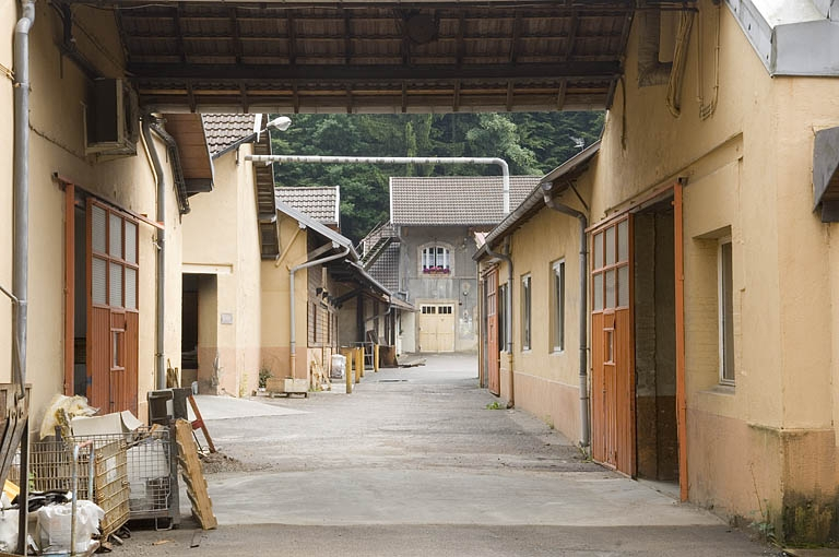 Passage couvert entre les ateliers nord et sud. © Région Bourgogne-Franche-Comté, Inventaire du patrimoine