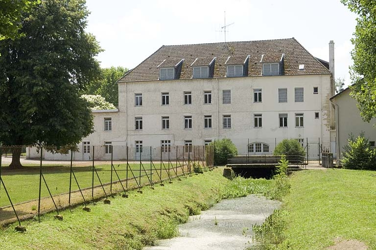 Façade antérieure depuis l'amont. © Région Bourgogne-Franche-Comté, Inventaire du patrimoine
