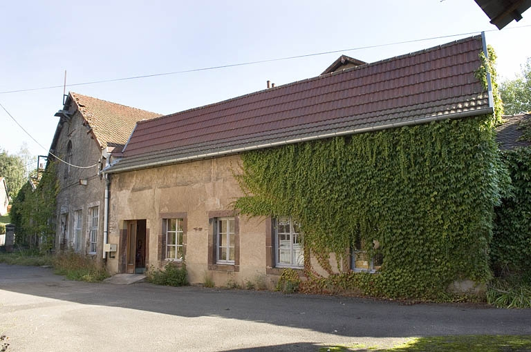Atelier de réparation vu de trois quarts. © Région Bourgogne-Franche-Comté, Inventaire du patrimoine Atelier de réparation vu de trois quarts. © Région Bourgogne-Franche-Comté, Inventaire du patrimoine